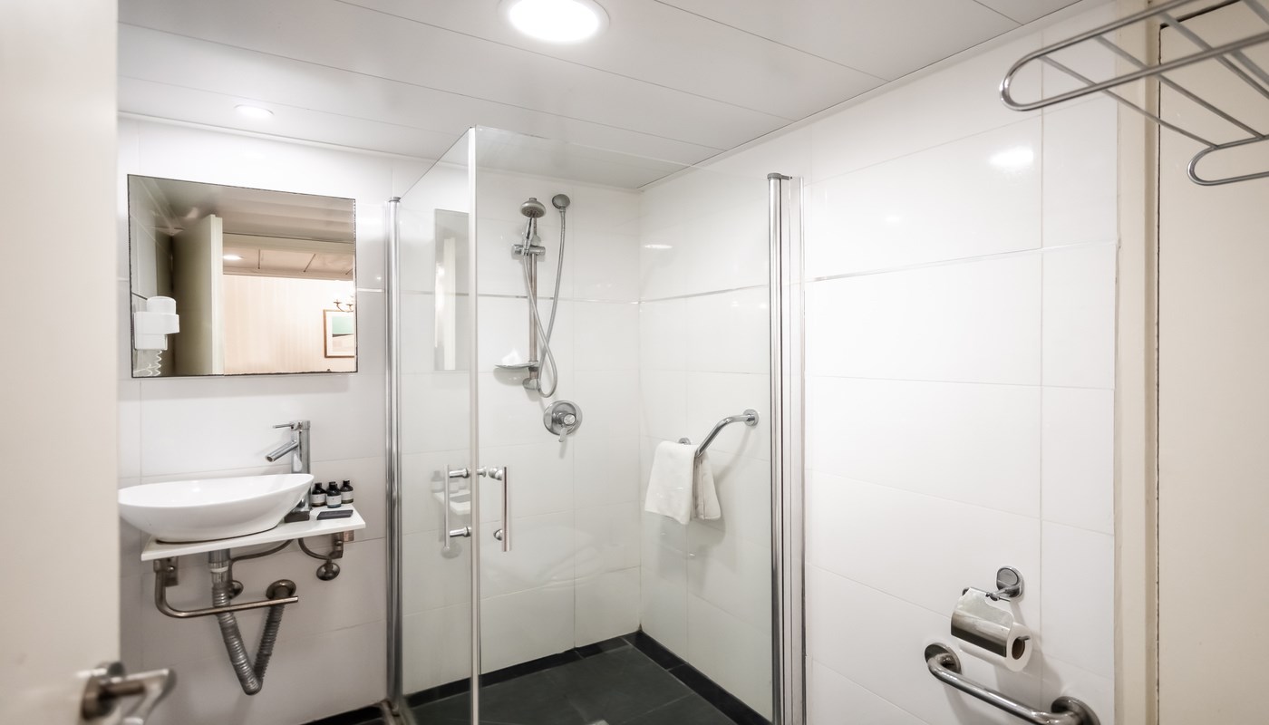 Seasons Hotel | Shower