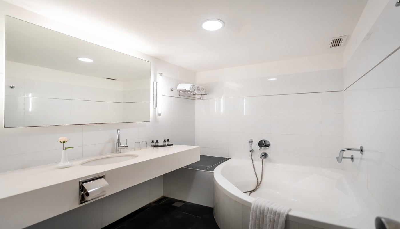 Seasons Hotel | Detailed Bathroom