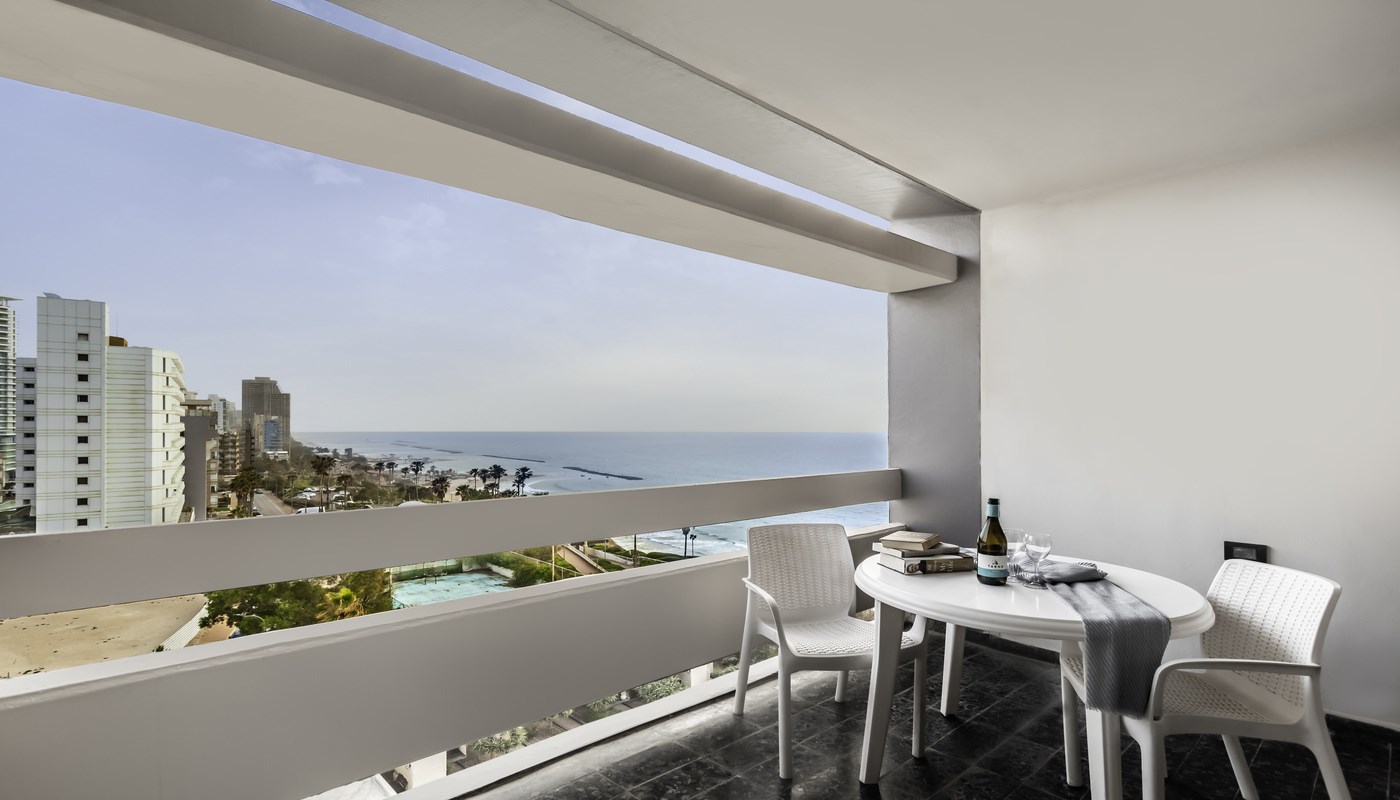 Seasons Hotel | Sea View Balcony
