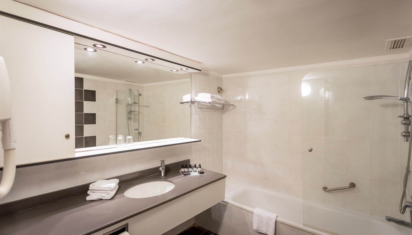 Seasons Hotel | Bathroom