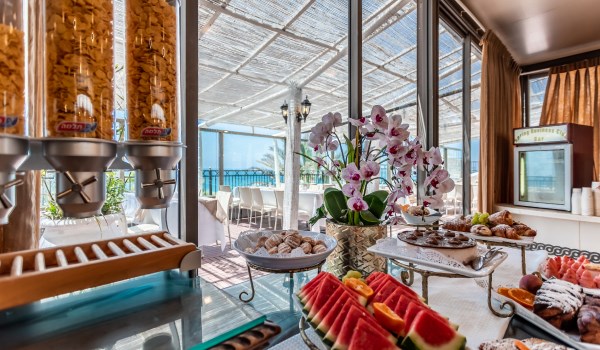 Seasons Hotel | the breakfast